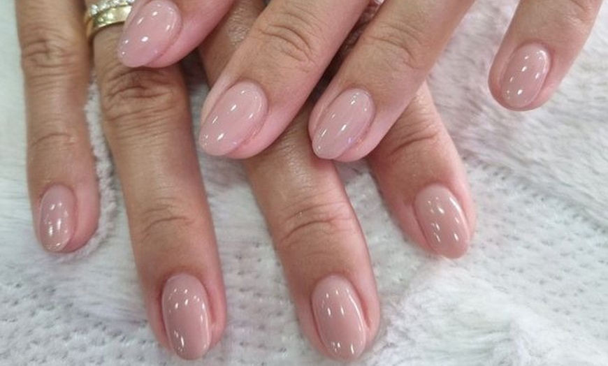 Image 4: Sesión de manicura, pedicura o ambas y diseño de 1 uña para 1 persona