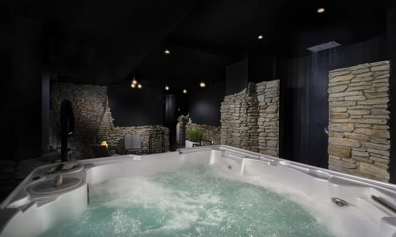 Pakiet day spa relaksacyjny z masażem, jacuzzi i więcej
