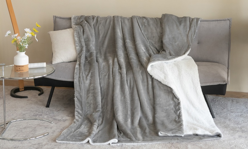 Image 2: Manta polar de doble cara de felpa y sherpa suave