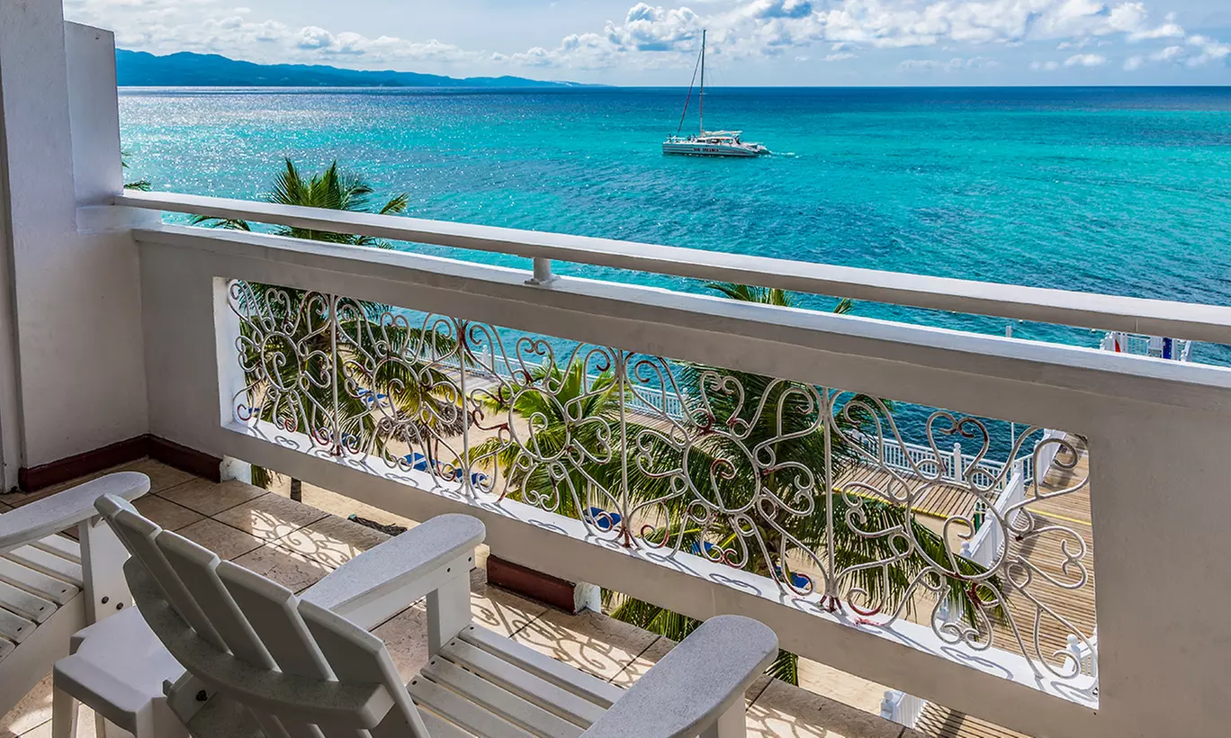 ✈ 3-Night All-Inclusive Grand Decameron Montego Beach Vacation w/Air