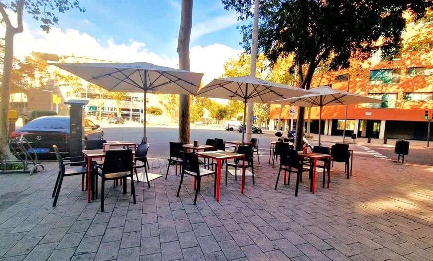 Image 9: Menú mediterráneo para 2 o 4 con postre y vino cerca de la playa