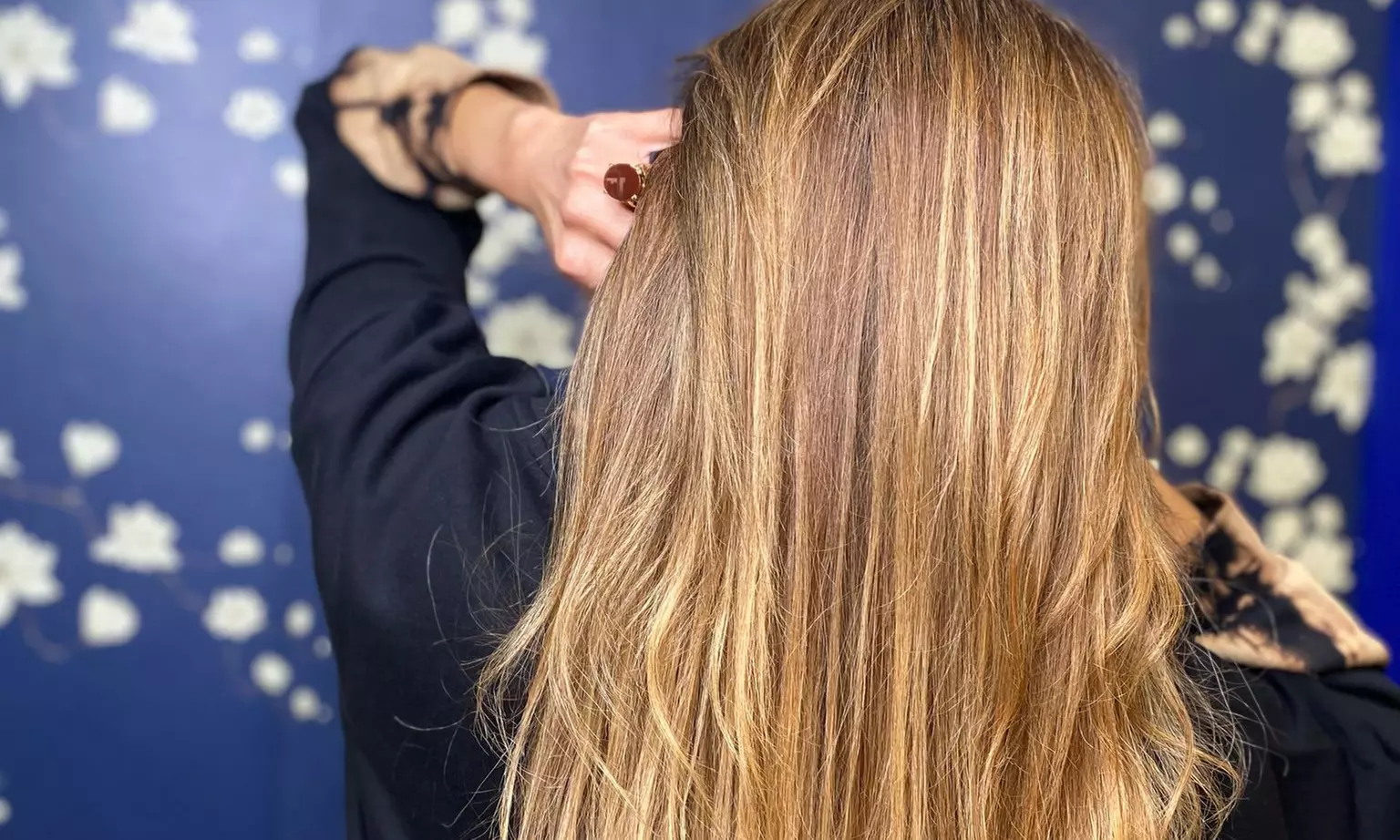 Sesión de peluquería con coloración con barros en raíz, lavado y corte