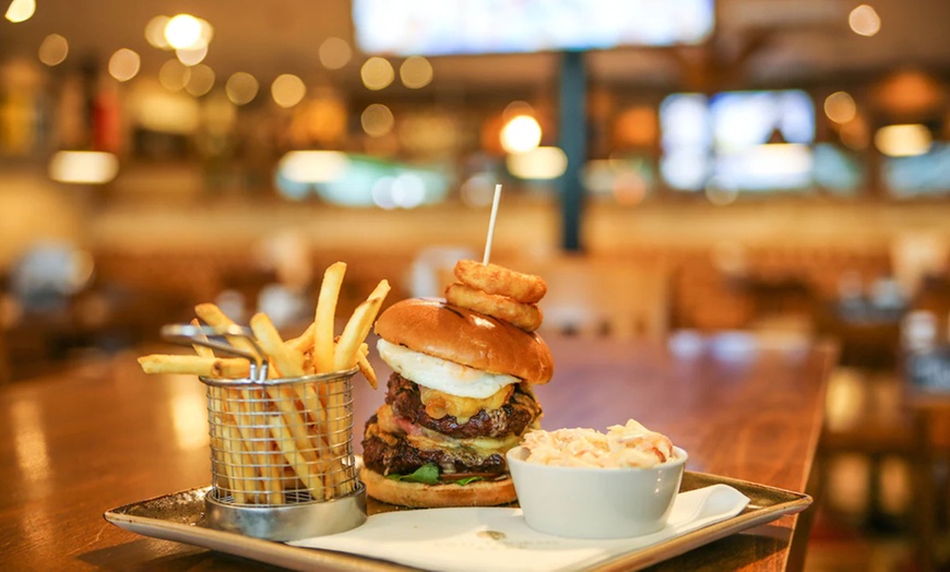 Image 10: Hampshire: 4* Superior Double or Twin Room Stay with Breakfast