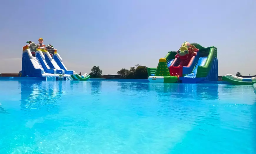Image 12: Entrada a parque acuático para 2, 4 u 8 niños/adultos y opción a menú