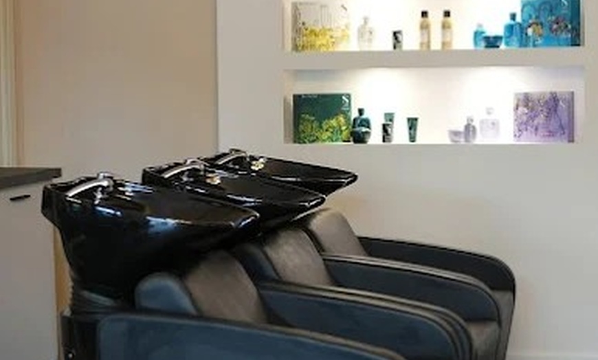 Image 3: Damen-Haarschnitt optional mit Ansatzfarbe, Strähnchen oder  Balayage