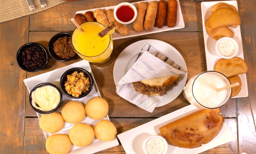 Image 11: Menú venezolano de arepas o parrillada a elegir para 2 o 4 personas