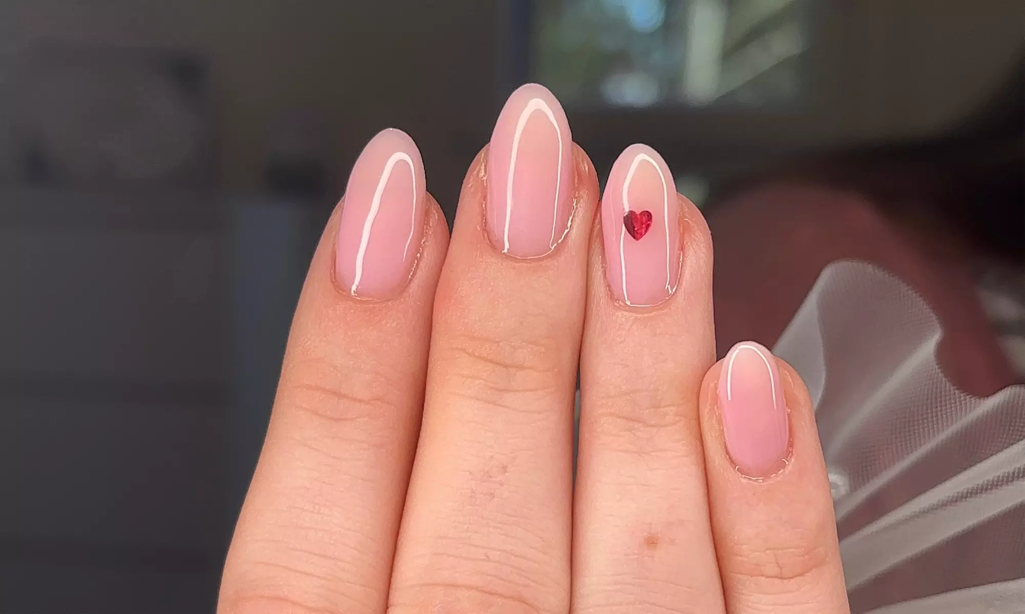 Mise en beauté des mains : gainage, gel et semi-permanent