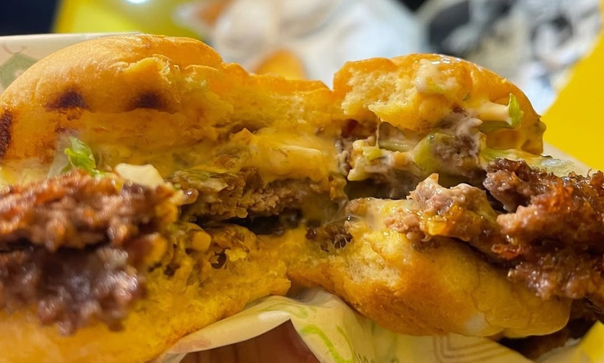 Image 4: Burger du jour avec frites et boisson à Goku Burger, Colombes