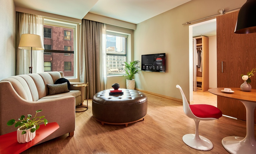 Image 6: Modern rooms, rooftop lounge & easy access to Chicago’s attractions