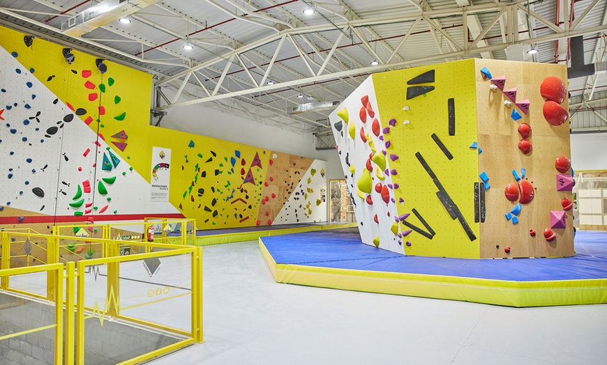 Image 2: ¡Escala sin límites! Acceso libre a rocódromo para niños o adultos 