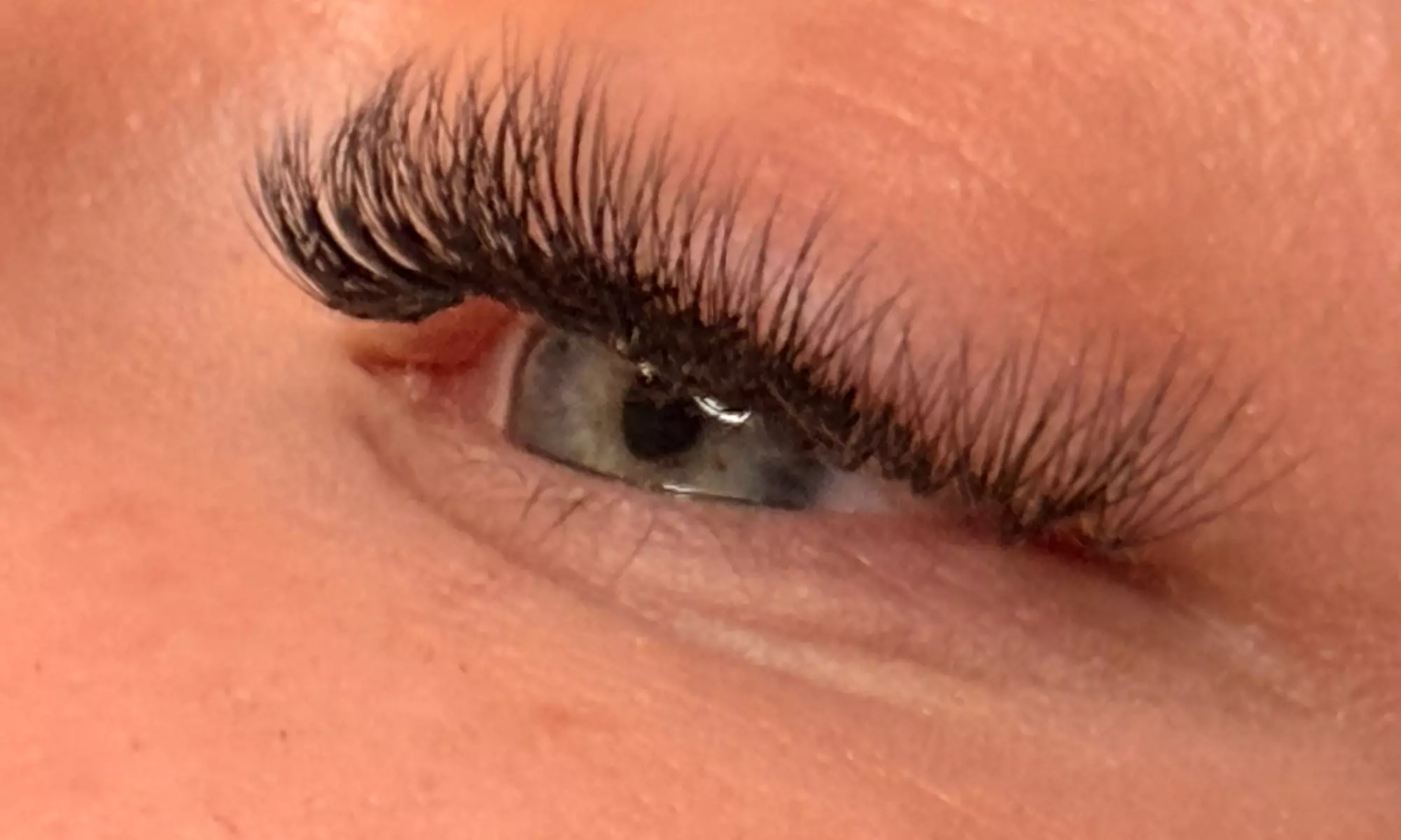 Extensiones de pestañas efecto rimmel volumen natural o volumen ruso