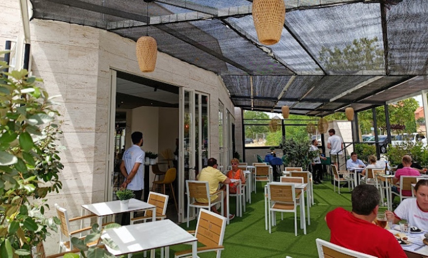 Image 16: Menú tradicional español con opción a botella de vino para 2 o 4