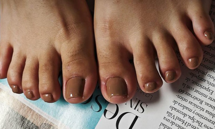 Image 7: Manicura y pedicura con esmaltado normal o semipermanente