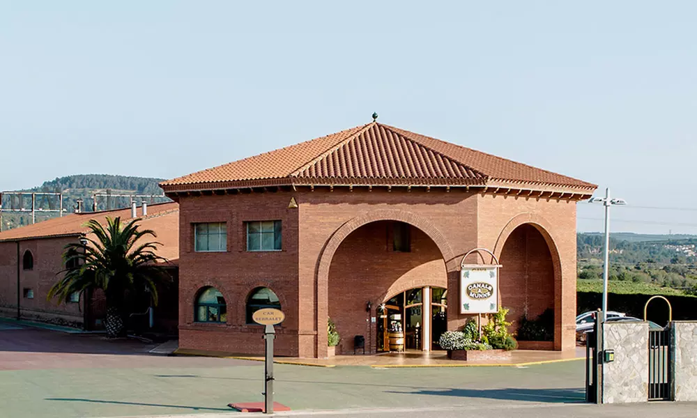 Visita las cavas Canals & Munné con cata, menú con calçotada ilimitada y obsequio para 2 o 4 personas al 38% - Primary Image