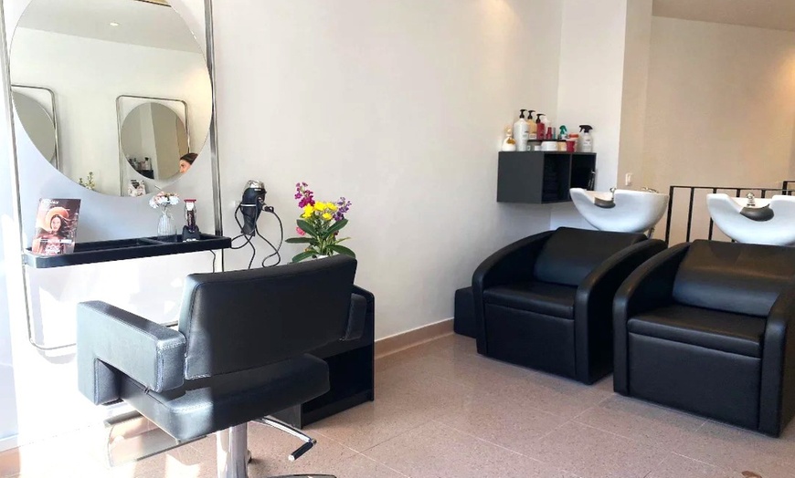 Image 1: Révélez l’éclat de vos cheveux avec Meret Hairstylist