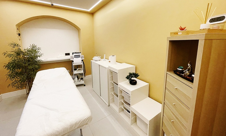 Image 2: Sesión de depilación de cejas, y opción a labio, con hilo