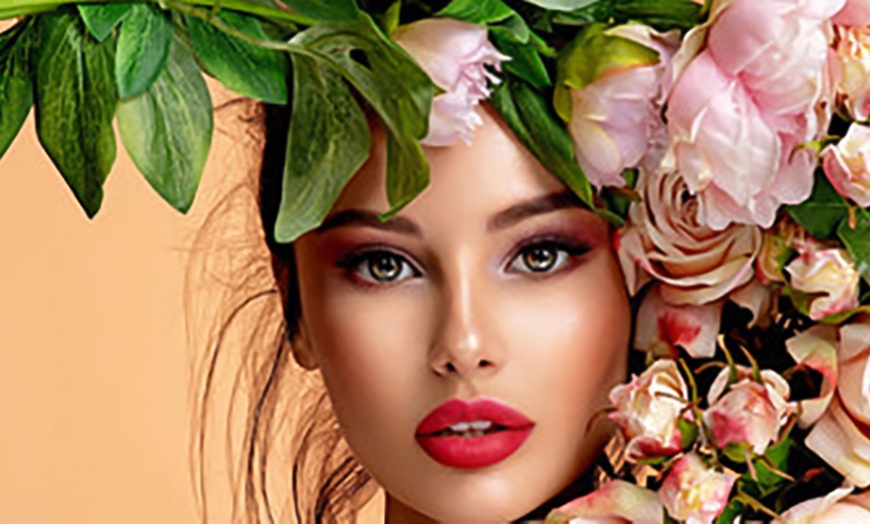 Image 2: Sommer- oder Winterstrauß vom Meister mit Pralinen für 1 Person