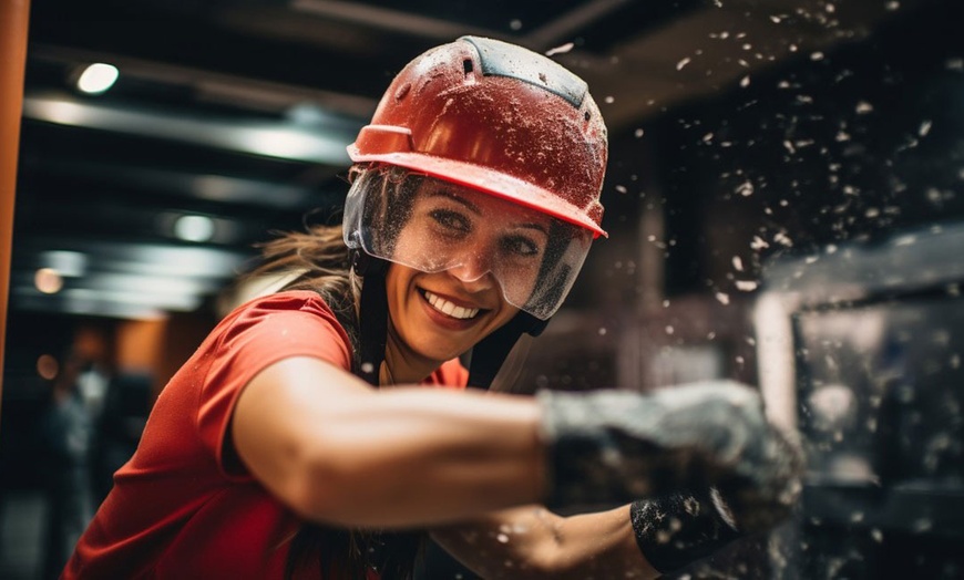 Image 2: Rage room para liberar estrés destrozando objetos