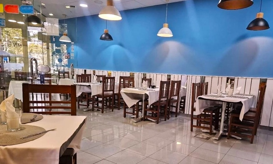 Image 8: Menú mediterráneo para 2 o 4 con postre y vino cerca de la playa