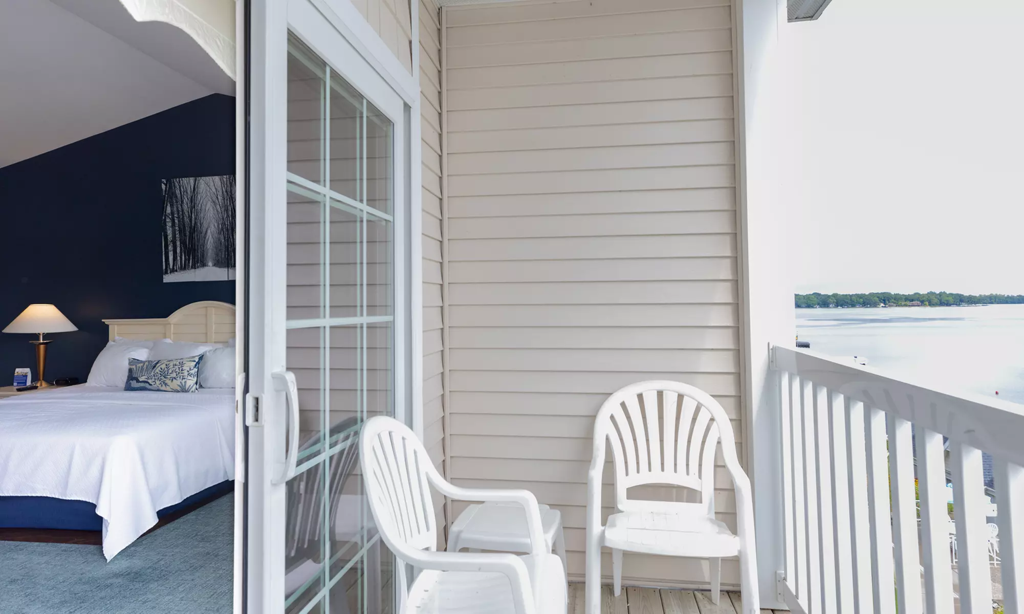 Lakeside Resort in the Michigan With Breakfast & Scenic Views