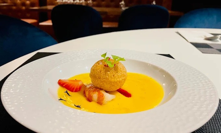 Image 7: Menú con entrantes, principales, postres y bebidas