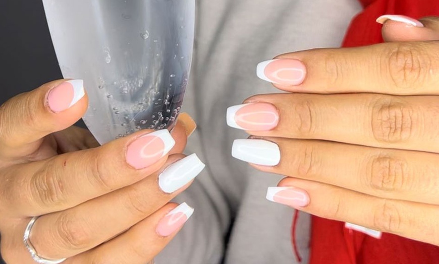 Image 14: Uñas con gel o acrílico, esmaltado semipermanente y opción a diseño