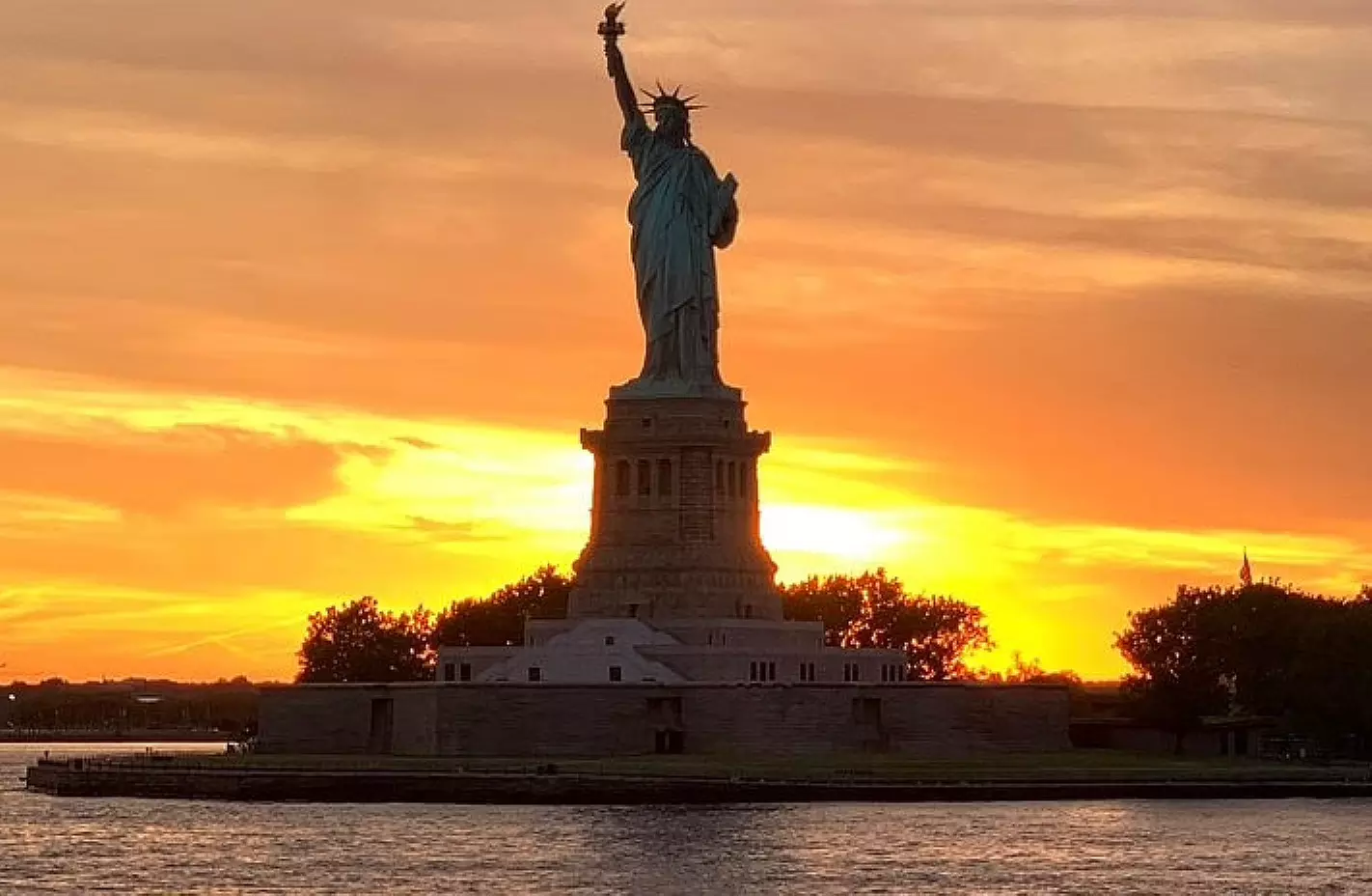 Explore NYC's Beauty with Sunset Cruise for 1, 2, or 4 People