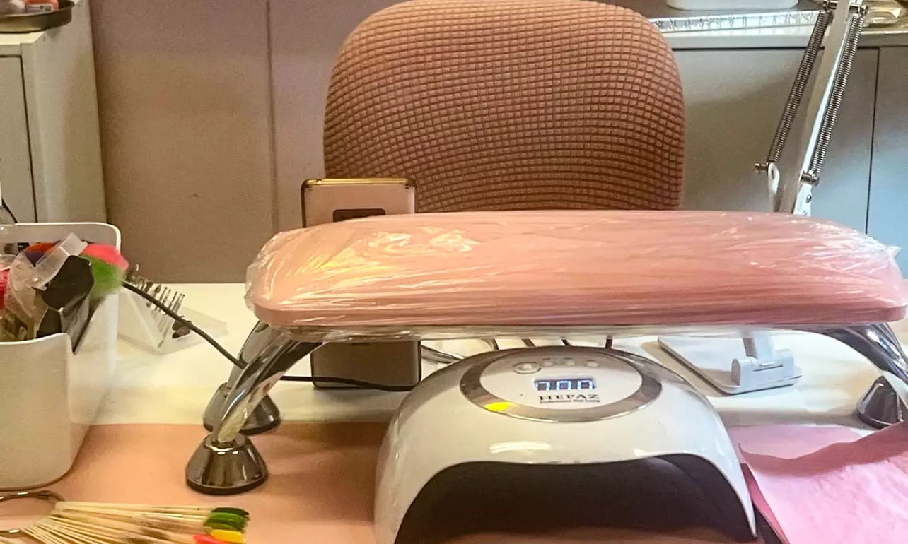 Primera puesta de uñas con gel o acrílico y opción a diseño básico