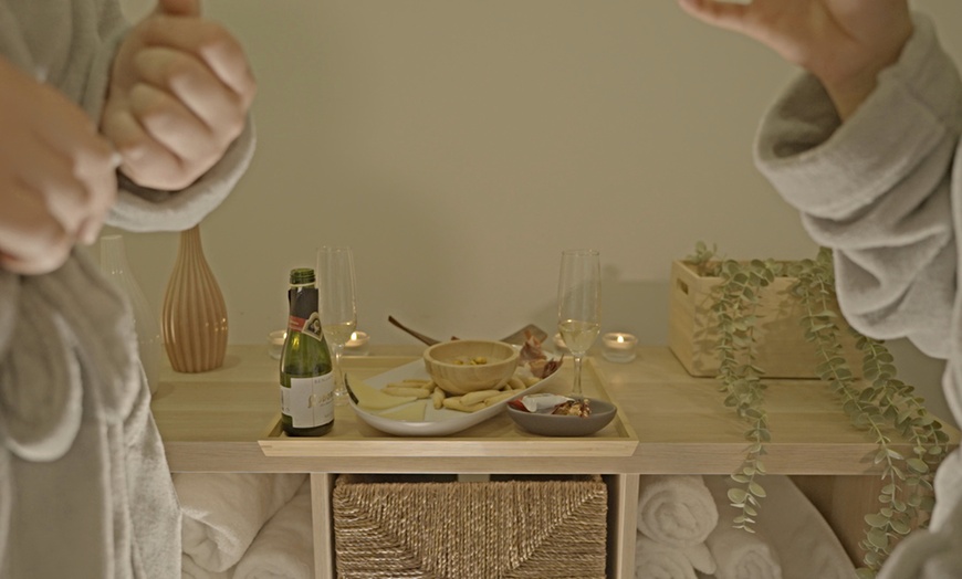 Image 3: Masaje en pareja con velas o ritual VIP con cava y chocolates
