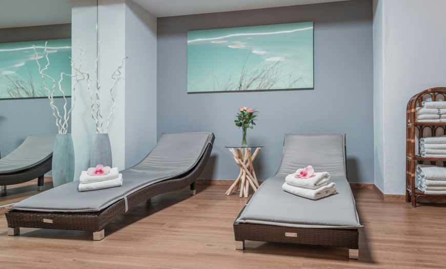 Image 5: 60 oder 90 Min. Hot-Stone-Massage inkl. Sauna & Ruheraum für 1-2 Pers.