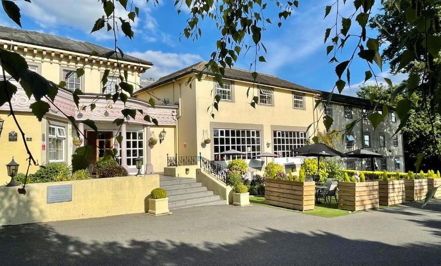 Image 8: Surrey: Double Room with Breakfast