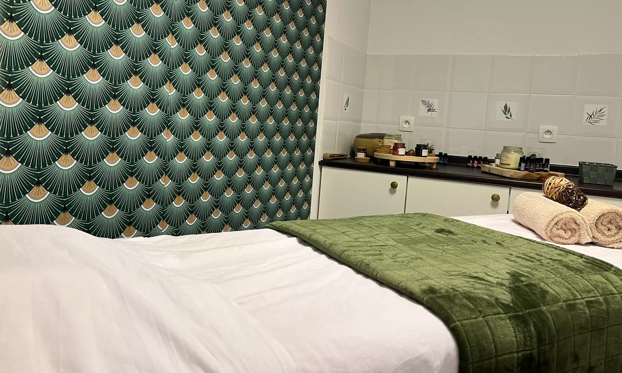 Modelage relaxant demi-corps, corps ou aux pierres chaudes avec Au Calme Spa (jusqu'à 42% de remise) - Primary Image