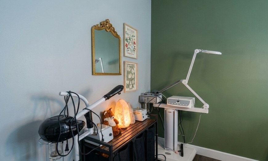 Image 2: Refresh with 1, 2, or 3 60-Minute Deep Pore Cleansing Facial Sessions