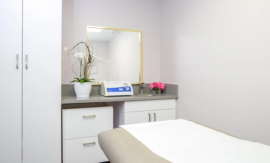 Image 3: Boost Your Hair with One, Two,Three PRP Hair Restoration Treatment