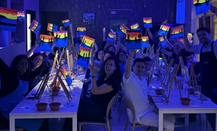 Image 1: Taller de pintura Neon con vino ilimitado para 1 o 2 personas