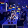 Image 1: Taller de pintura Neon con vino ilimitado para 1 o 2 personas