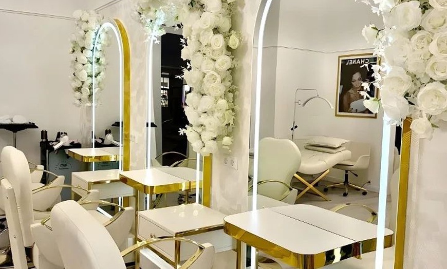 Image 8: Mani oder Pedi mit Schellack im Beauty Salon der TV-Ikone KADER LOTH