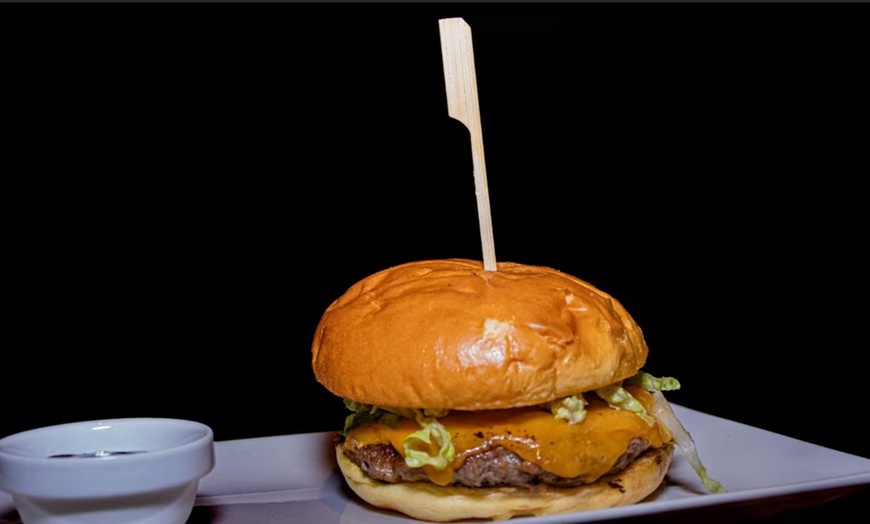 Image 22: Menú con hamburguesa o entrecot en tres ubicaciones a elegir