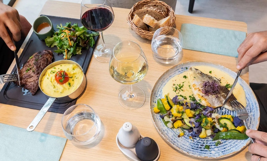 Image 3: Entrées, plats et desserts au restaurant Maison Maulny