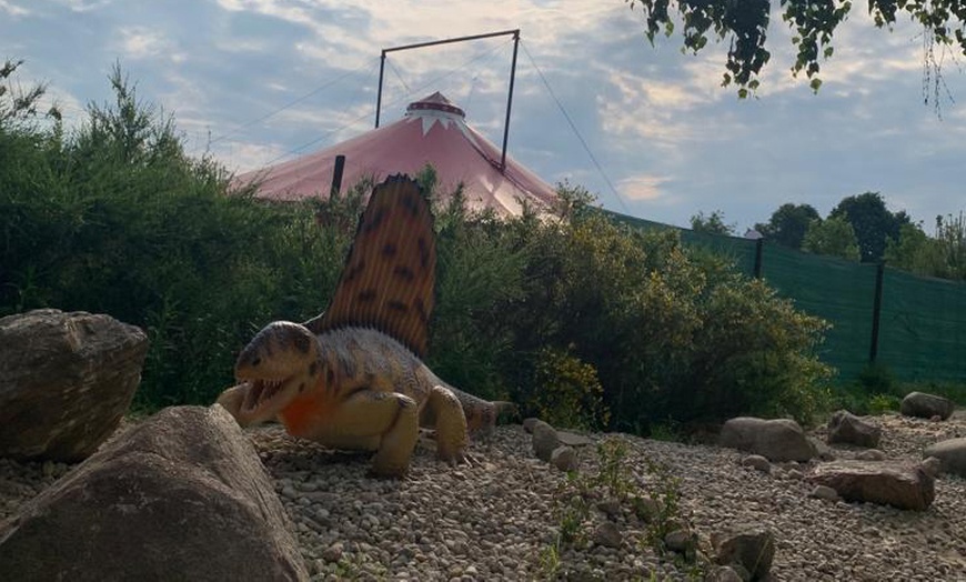 Image 2: Przeżyj rodzinną przygodę w Dolinie Dinozaurów