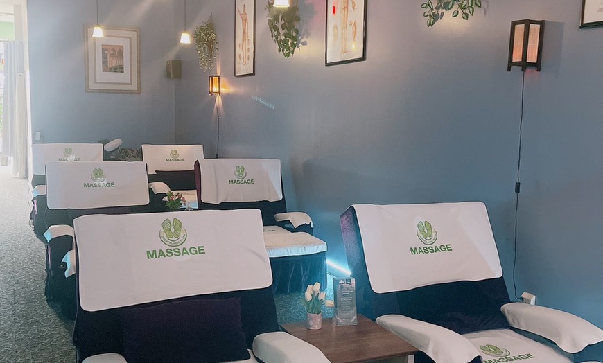 Image 2: Relax with 60-Minute Couples Deep Tissue Massages with Aromatherapy