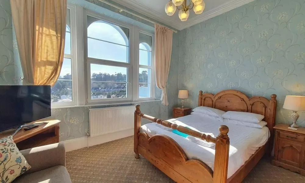 Torquay: Two Nights Stay with Wifi and  Private Parking