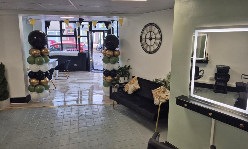 Image 5: Wash, Cut & Blowdry & Optional Conditioning or Half Highlight Package