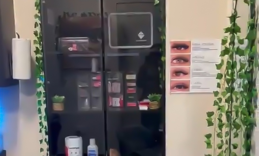 Image 13: 180-Min Classic, 210-Min Hybrid, or 180-Min Volume Lashes Extensions