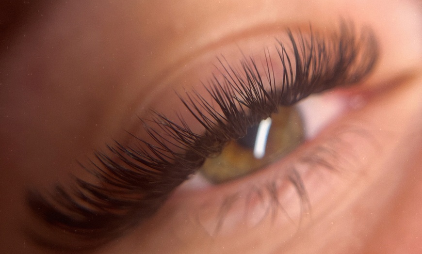 Image 3: Extension ou rehaussement de cils ou Brow lift