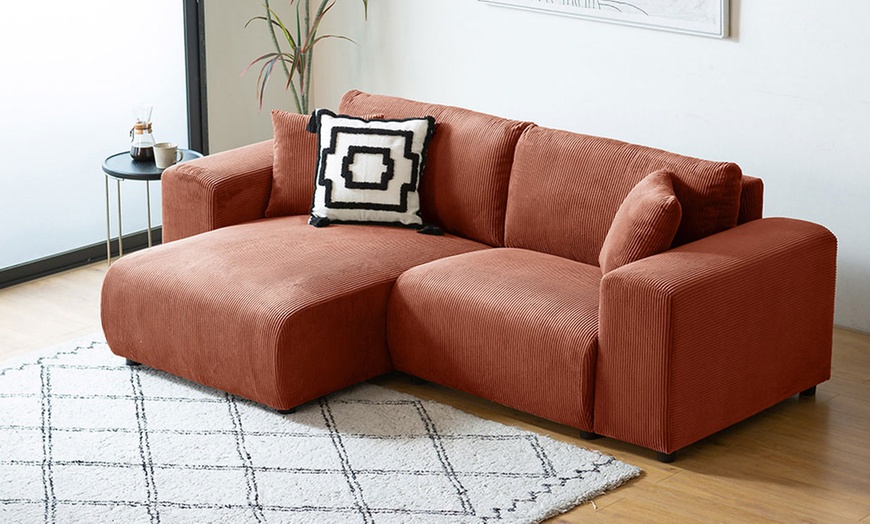Image 26: Canapé d'angle réversible 3 places "Jambi" de Kocoon en velours côtelé