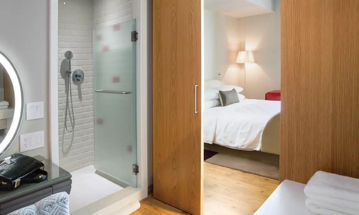 Modern rooms, rooftop lounge & easy access to Chicago’s attractions