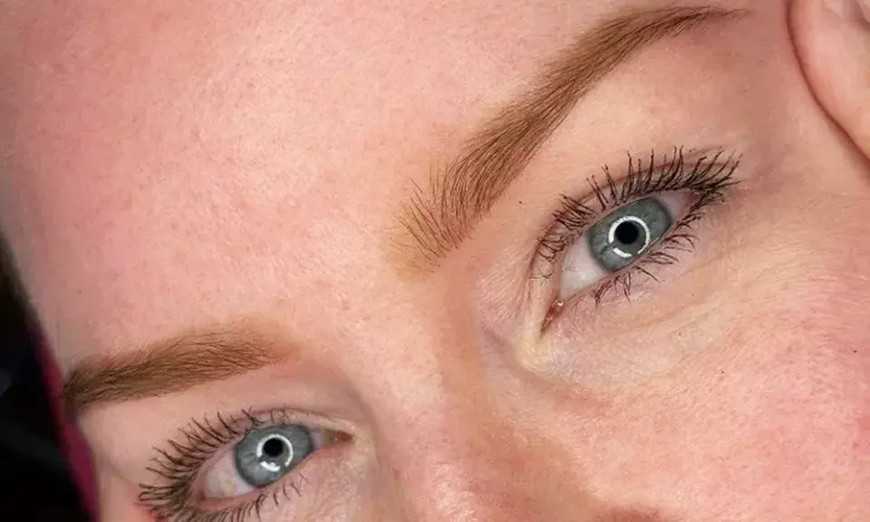 Wimpern Färben opt. Lifting oder Augenbrauen-Lifting opt. mit Färben & Zupfen für 1 Person (bis zu 49% sparen) - Second Medium