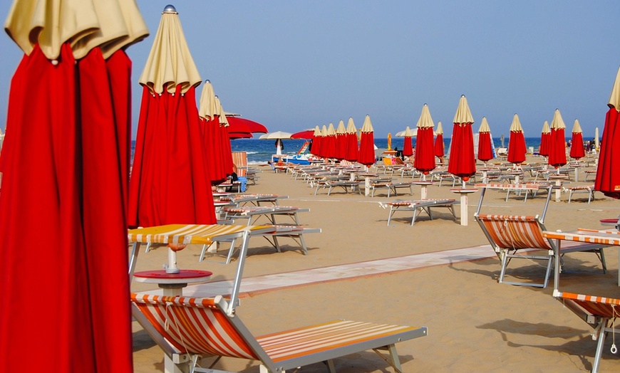 Image 2: Rimini 4*: camera doppia con colazione, servizio spiaggia o cena per 2