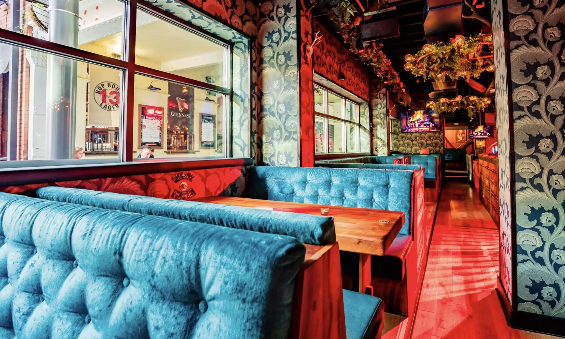 Bonnie Rogues Kingston: Uniquely Bold Sunday Roasts & Live Atmosphere